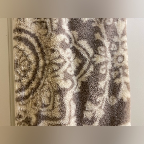 Martha Stewart ❤️Super Soft Cozy Faux Fur Throw 50" X 70”NWT - Picture 2 of 10